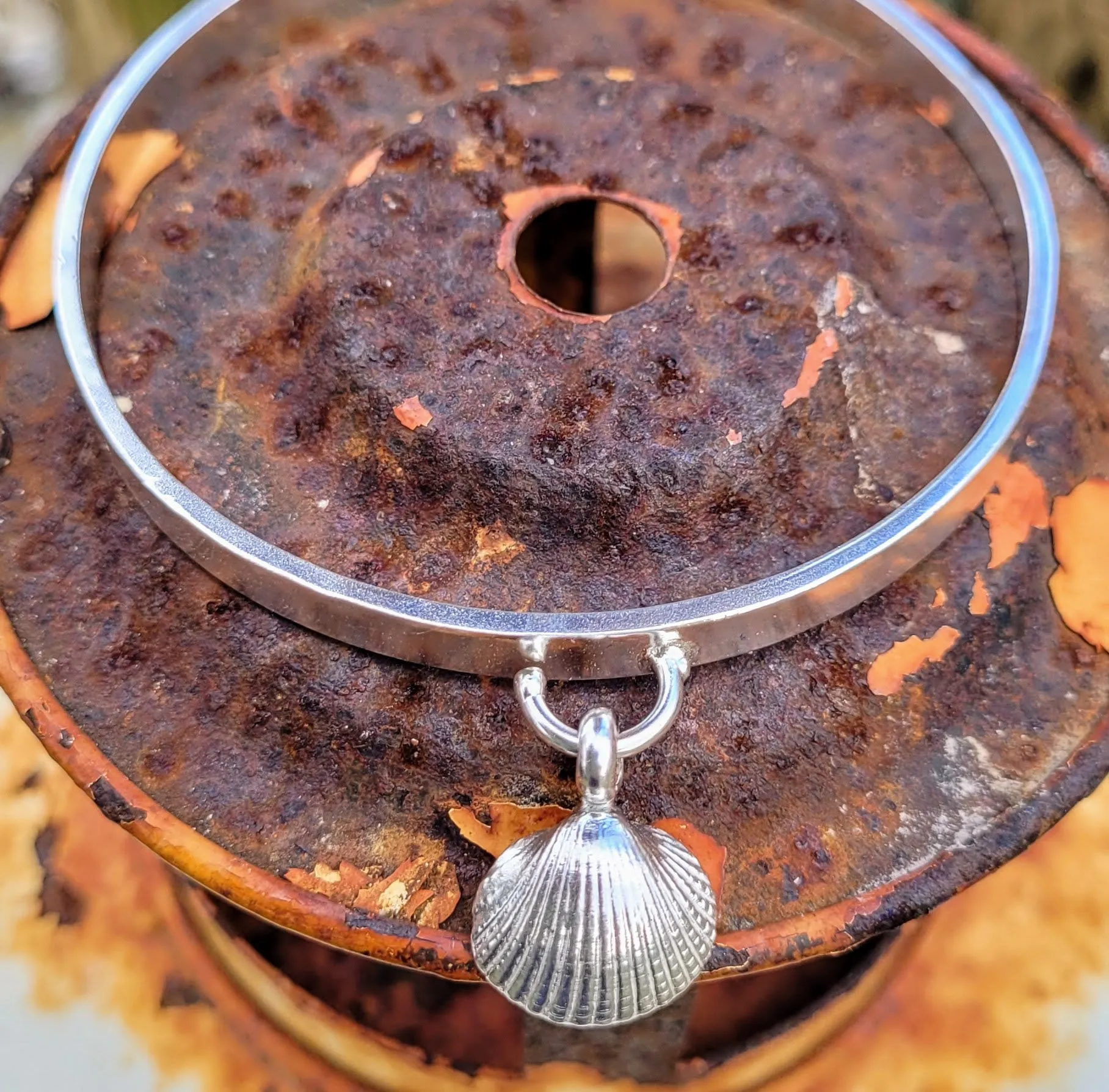 Cockle Shell Chunky Stamped Charm Bangle